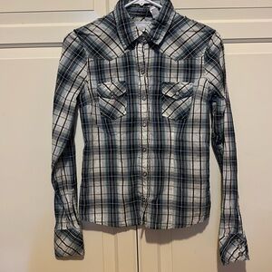 Women’s fitted plaid button-down shirt